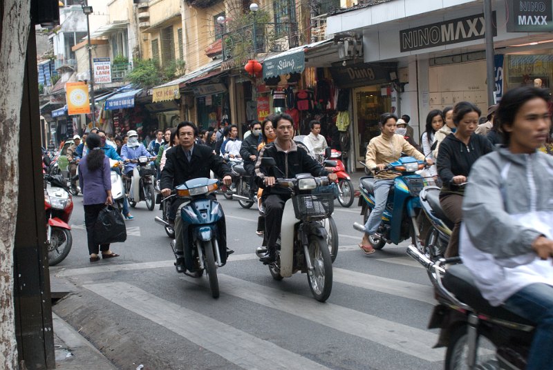 CHI_2081.jpg - hanoi - 4 millionen bewohner und 2.5 millionen motorräder, der verkehr ist überwältigend